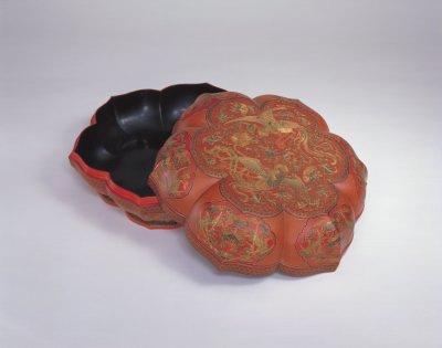 图片[1]-Diamond pattern box with double phoenix pattern and colored lacquer-China Archive